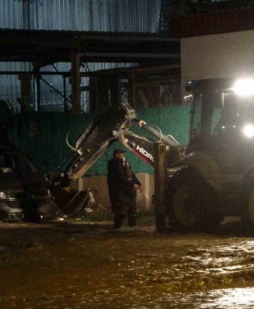 Taşan Kepez Çayı’nda mahsur kalan araç iş makinası yardımı ile kurtarıldı