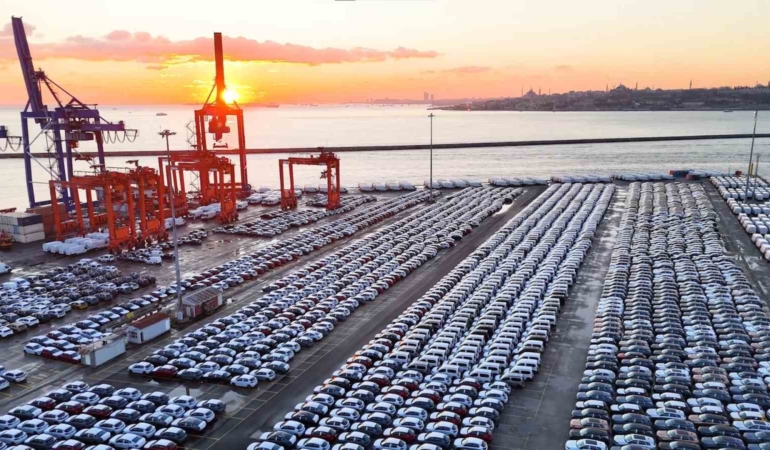 İthal otomobiller Haydarpaşa Limanı’nı doldurdu