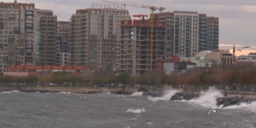 İstanbul’da lodos etkili oluyor: Fatih ve Zeytinburnu’nda dev dalgalar