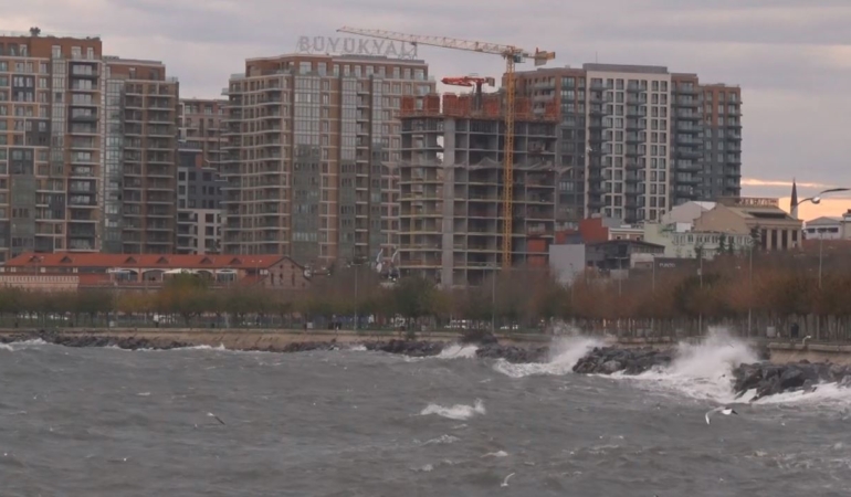 İstanbul’da lodos etkili oluyor: Fatih ve Zeytinburnu’nda dev dalgalar