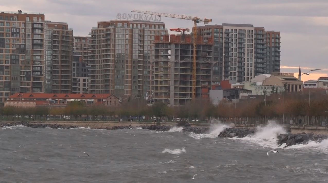 İstanbul’da lodos etkili oluyor: Fatih ve Zeytinburnu’nda dev dalgalar