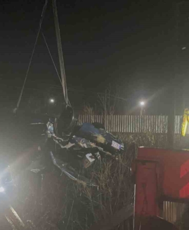 Otomobil çaya uçtu: Baba ve oğlu öldü