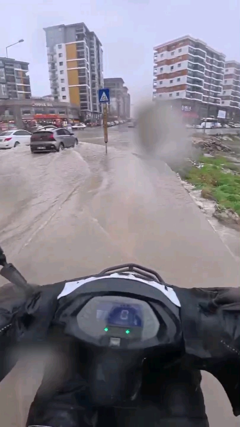 Göle dönen yollarda direksiyon başındaki motokurye yaşadıklarını kayda aldı