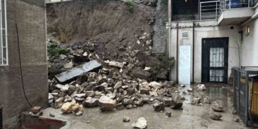Edirne’de sağanak sonrası istinat duvarı çöktü: Balkonlar zarar gördü