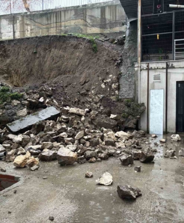 Edirne’de sağanak sonrası istinat duvarı çöktü: Balkonlar zarar gördü