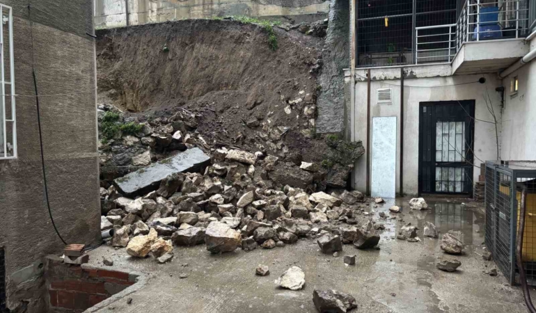 Edirne’de sağanak sonrası istinat duvarı çöktü: Balkonlar zarar gördü