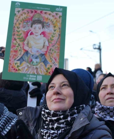TÜRGEV, yılın ilk gününde Galata Köprüsü’nde Filistin için saf tuttu