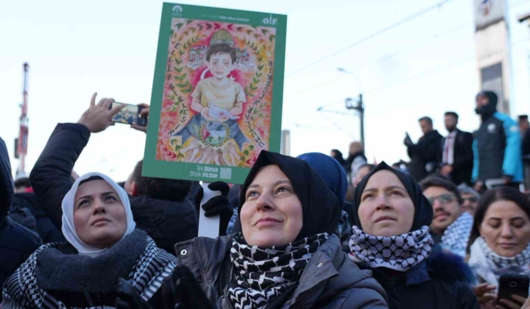 TÜRGEV, yılın ilk gününde Galata Köprüsü’nde Filistin için saf tuttu