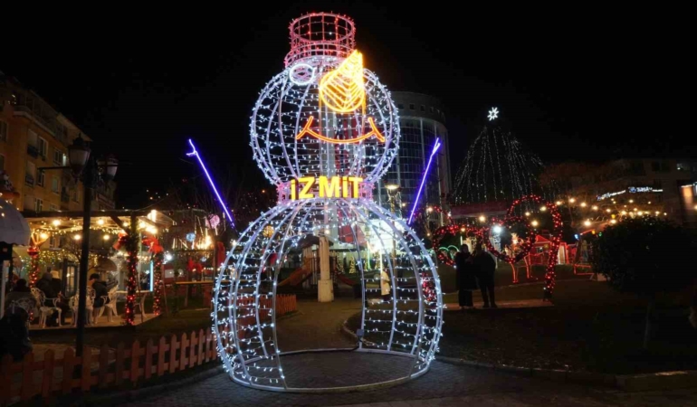 Kocaeli 2026’ya coşkuyla girdi: Sokaklar ışıltı ve neşeyle doldu