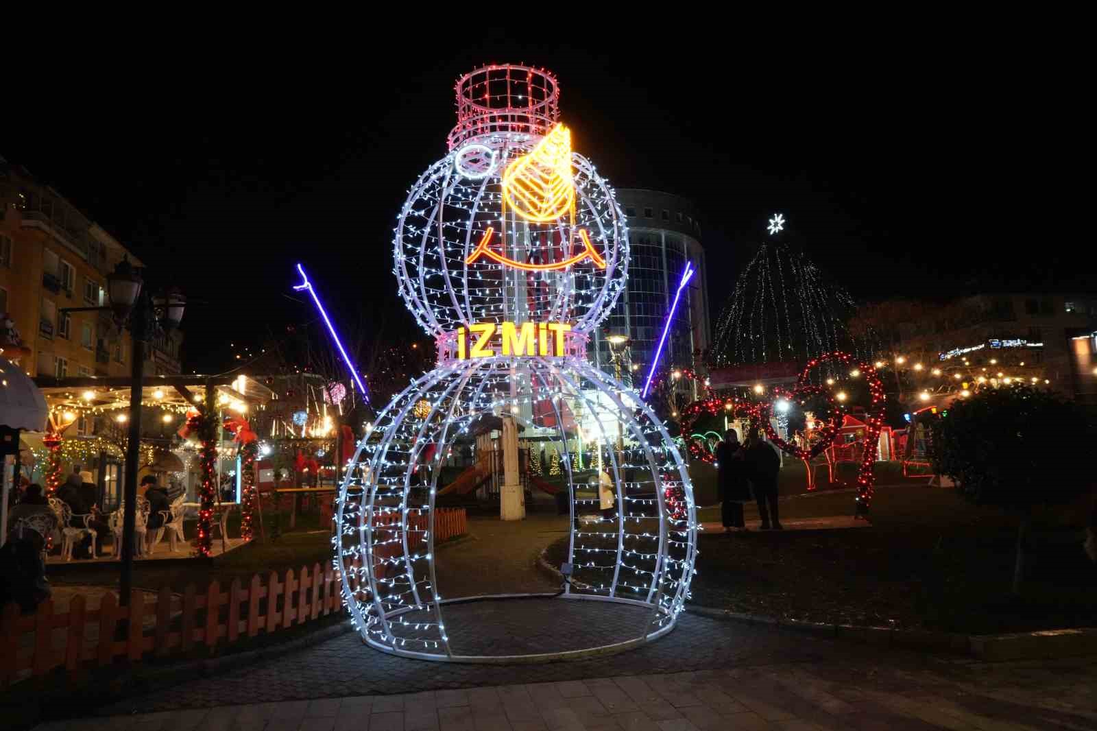 Kocaeli 2026’ya coşkuyla girdi: Sokaklar ışıltı ve neşeyle doldu