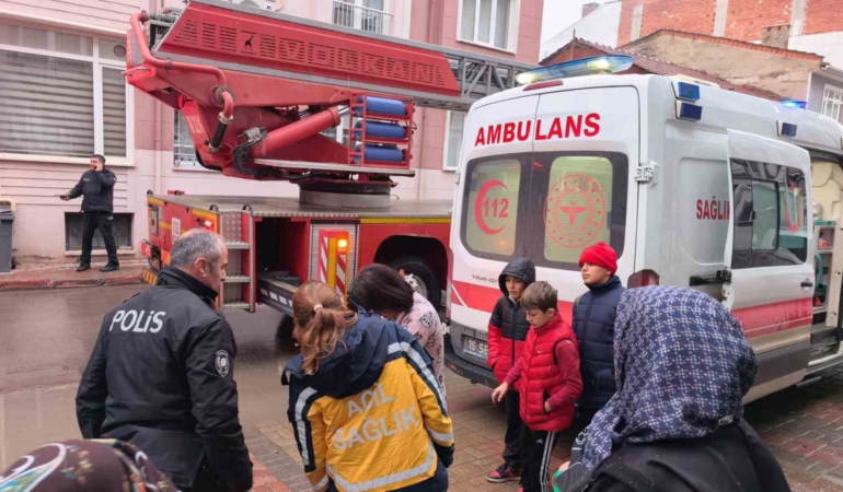 Bursa’da yangında can pazarı...Çocuklar tahliye edildi, kediler kurtarıldı