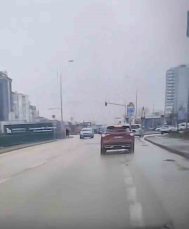 Bursa’da ters yöne giren otomobil paniğe neden oldu