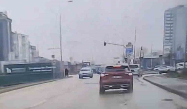 Bursa’da ters yöne giren otomobil paniğe neden oldu