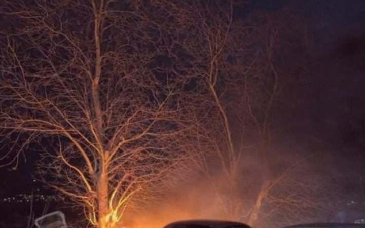Bursa’da kontrolden çıkan otomobil önce ağaca çarptı sonra alev aldı