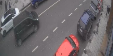 Ön kaldıran motosikletli park halindeki araca çarptı