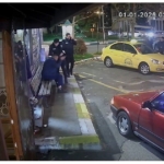 Sarhoş vatandaş kendine zarar verdi, polis uzun süre ikna etmeye çalıştı : O anlar güvenlik kamerasına yansıdı