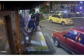 Sarhoş vatandaş kendine zarar verdi, polis uzun süre ikna etmeye çalıştı : O anlar güvenlik kamerasına yansıdı