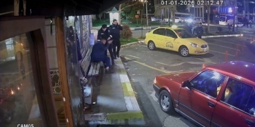 Sarhoş vatandaş kendine zarar verdi, polis uzun süre ikna etmeye çalıştı : O anlar güvenlik kamerasına yansıdı