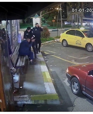 Sarhoş vatandaş kendine zarar verdi, polis uzun süre ikna etmeye çalıştı : O anlar güvenlik kamerasına yansıdı