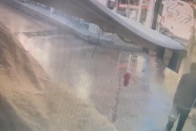 Alışveriş yaptıktan sonra otomobilin altında kaldı