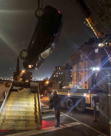 Pendik’te otomobil apartman bahçesine uçtu: 2 yaralı