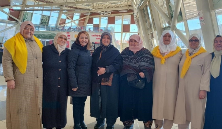 Başkan Tekin umre yolcularını dualarla uğurladı