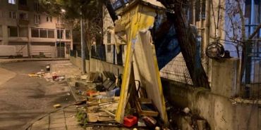 Tekirdağ’da kamyonet taksi durağına daldı, olay yerini terk etti: O anlar kamerada