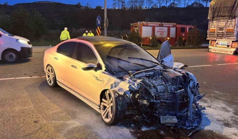 Çanakkale’de iki otomobil çarpıştı: 5 kişi yaralandı