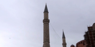 Ayasofya Camii’nin alemi şiddetli rüzgar nedeniyle düştü