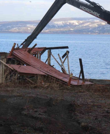 Sapanca gölü kıyısında kaçak yapıların yıkımına başlandı