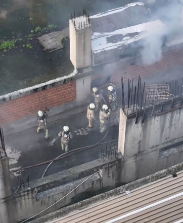Gaziosmanpaşa’da işyerinde yangın çıktı, itfaiye ekipleri duvarı balyozla kırarak yangına müdahale etti