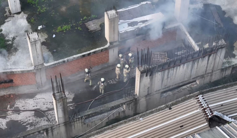 Gaziosmanpaşa’da işyerinde yangın çıktı, itfaiye ekipleri duvarı balyozla kırarak yangına müdahale etti