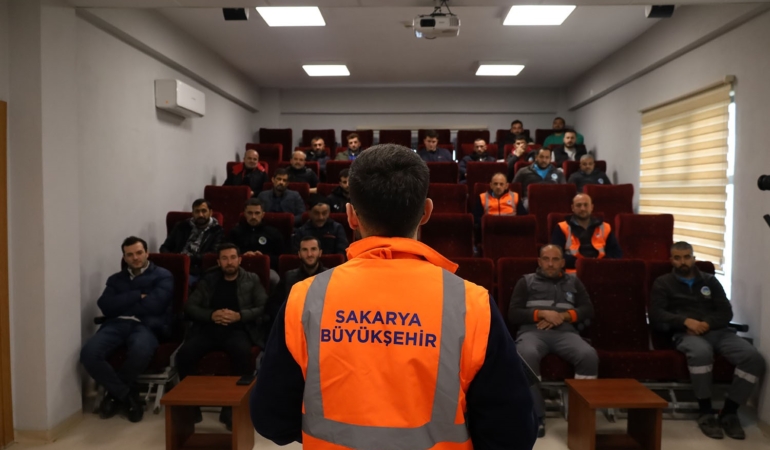 Belediye personellerine sokak hayvanları için güvenli müdahale eğitimi