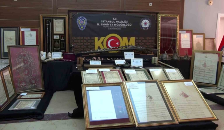 İstanbul’da tarihi eser kaçakçılığına darbe: Osmanlı Dönemine ait kalkan ve miğfer grubu ve binlerce eser ele geçirildi