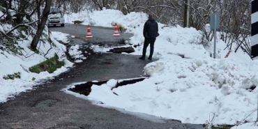 Kar yağışı sonrası mahalle yolu heyelana teslim oldu