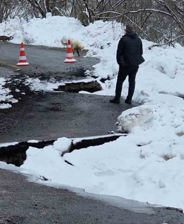 Kar yağışı sonrası mahalle yolu heyelana teslim oldu