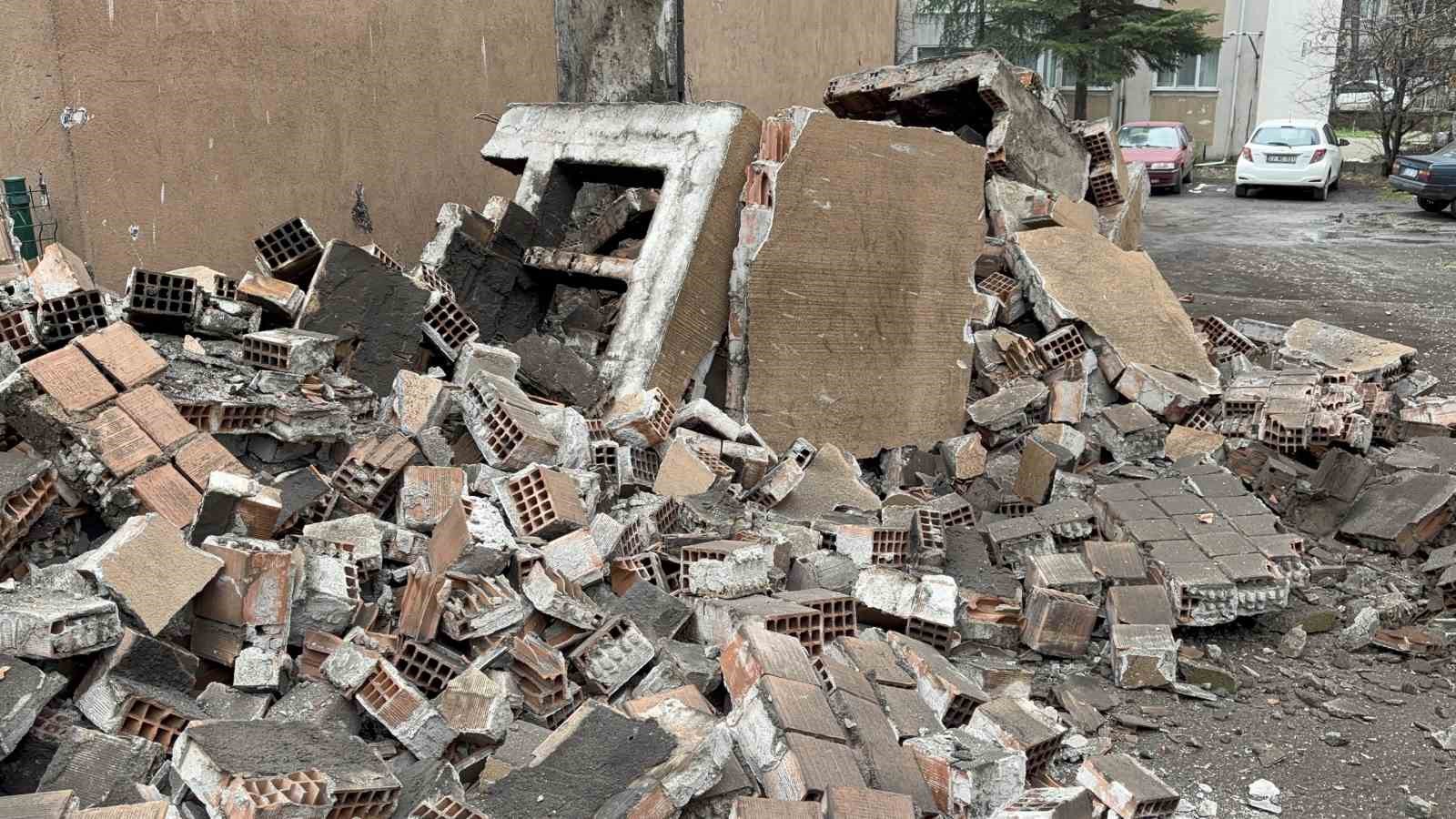 Edirne’de facianın eşiğinden dönüldü: Apartman bacası çöktü