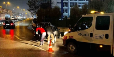 Belediye ekipleri yolda gördükleri kazaya müdahale etti