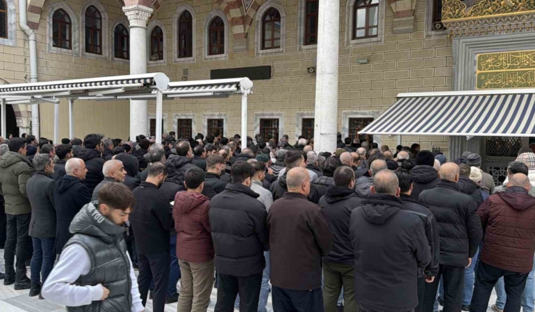 Arnavutköy’de cami avlusunda vurulan yaşlı adam son yolculuğuna uğurlandı