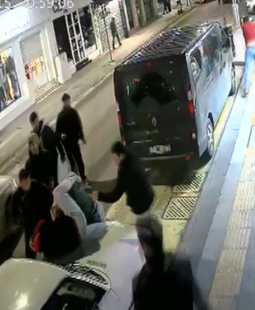 Yalova’da 9 kişilik grubun esnafa saldırdığı anlar kamerada