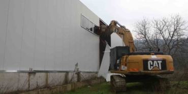 Nilüfer’de iki kaçak iş yeri yıkıldı