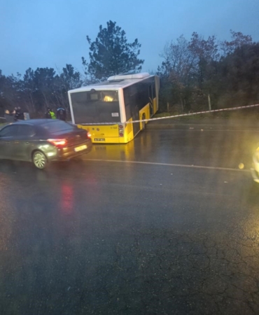 Arnavutköy’de içinde yolcuların bulunduğu İETT otobüsü ormanlık alana uçtu, faciadan dönüldü