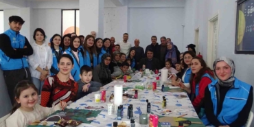 Ailece ahşap boyadılar