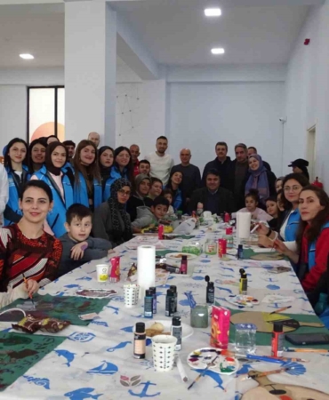 Ailece ahşap boyadılar