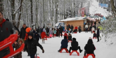 Karne hediyesi kar eğlencesi: Aktepe’de 7’den 70’e kızak şöleni