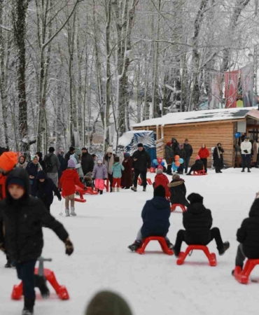 Karne hediyesi kar eğlencesi: Aktepe’de 7’den 70’e kızak şöleni