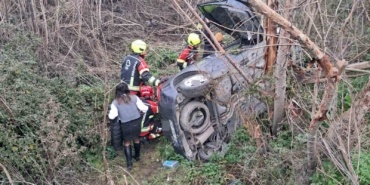Balıkesir’de otomobil şarampole uçtu: Anne ve kızı yaralandı