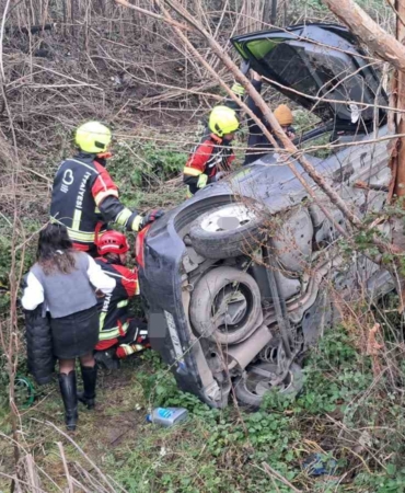 Balıkesir’de otomobil şarampole uçtu: Anne ve kızı yaralandı