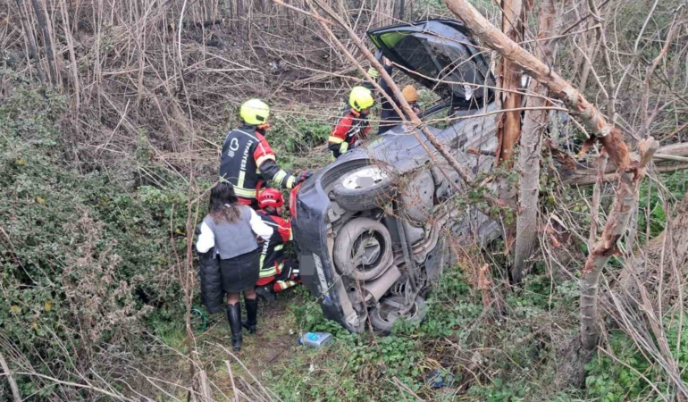 Balıkesir’de otomobil şarampole uçtu: Anne ve kızı yaralandı