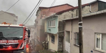 Arnavutköy’de 2 katlı evde korkutan yangın: 2 kişi dumandan etkilendi
